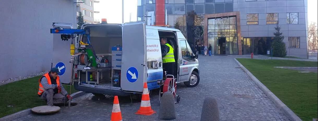 Pogotowie hydrauliczne Wrocław podczas awaryjnej interwencji wodno-kanalizacyjnej