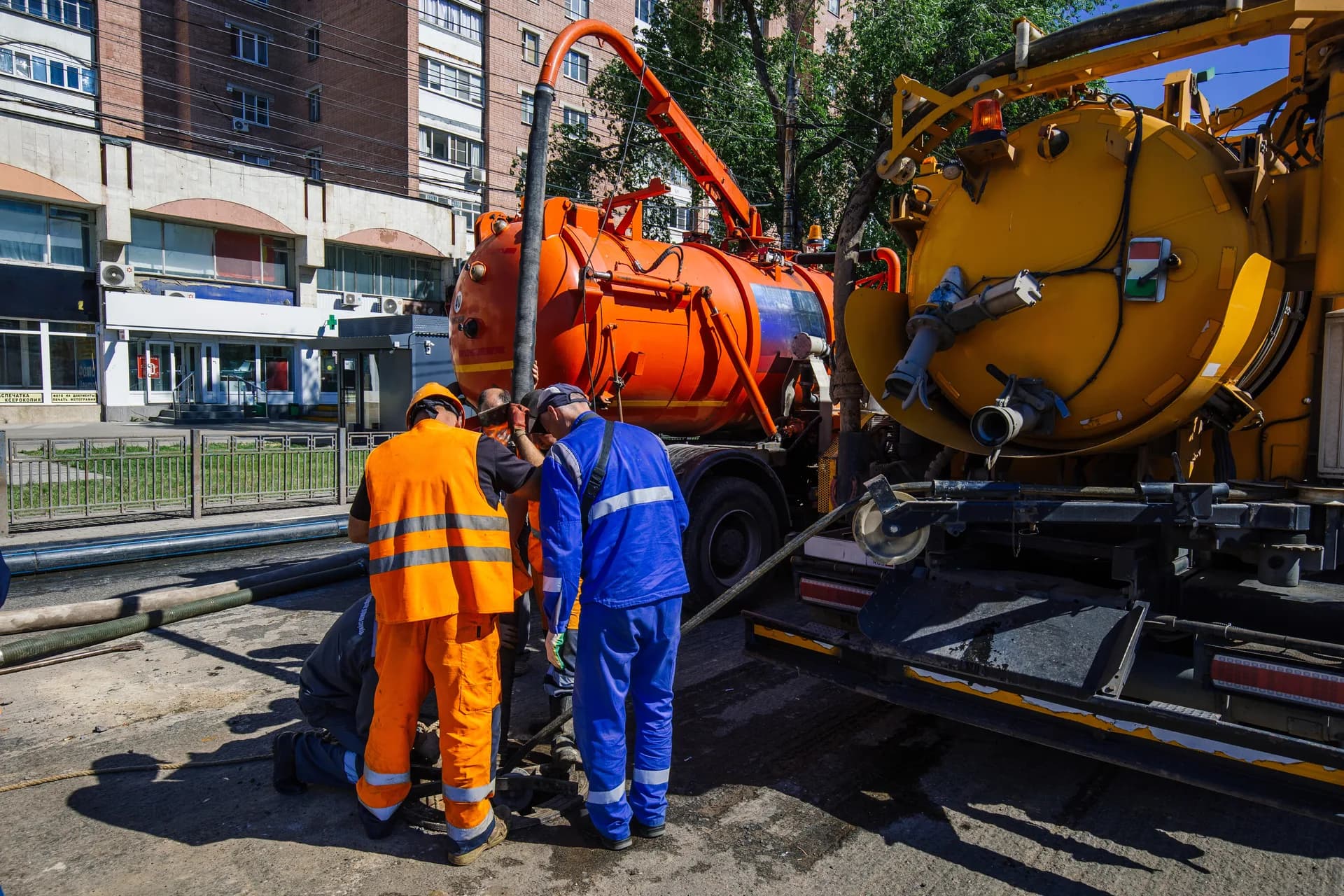 Samochód WUKO i ekipa podczas czyszczenia kanalizacji na ulicy we Wrocławiu — obsługa dzielnic