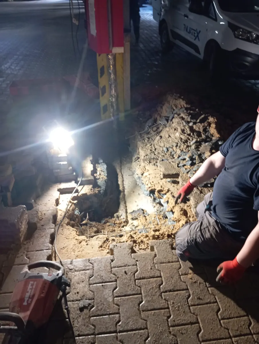 Nocne prace przy awarii instalacji ppoż. w garażu