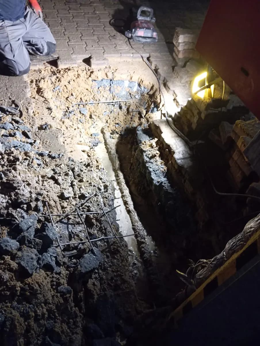 Ręczny wykop i skucie posadzki w garażu podziemnym
