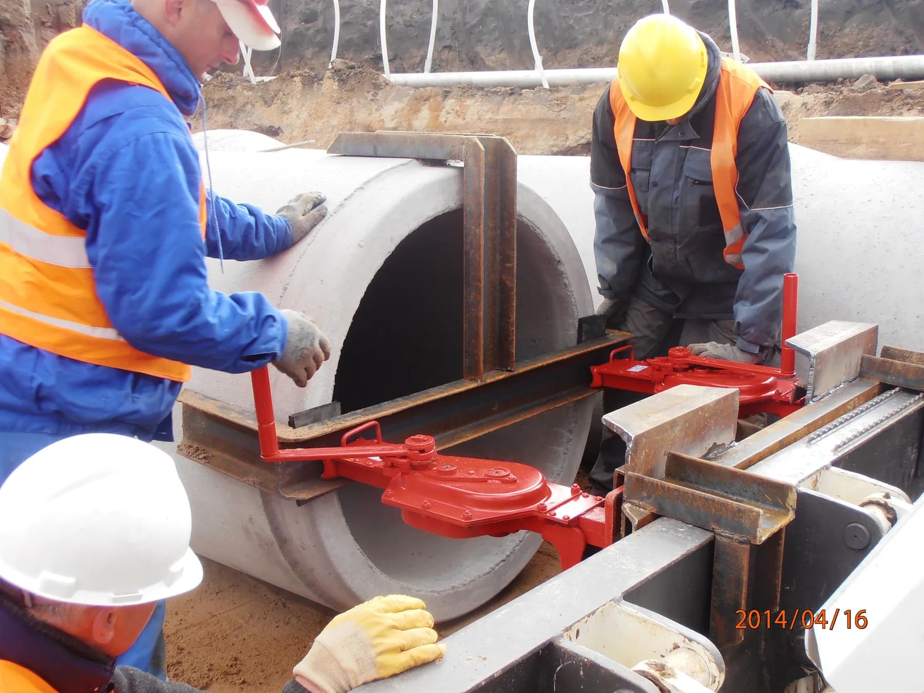 Prace przy betonowej studni kanalizacyjnej — realizacja ZIĘBUD EXPERT